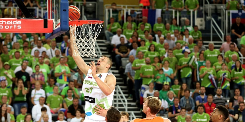 ЗВЕЗДА ЈАЧА ЗА ЦЕНТРА: Омић у црвено-белом до краја сезоне